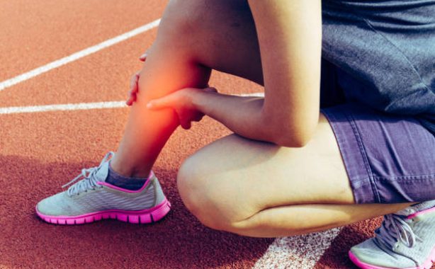 Tratamiento de fisioterapia deportiva aplicado por un profesional