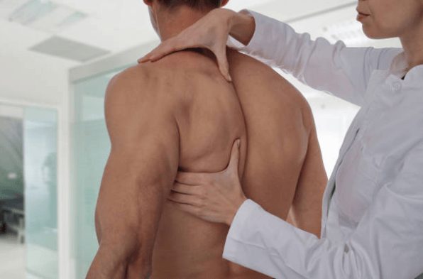 Paciente recibiendo terapia manual en consulta