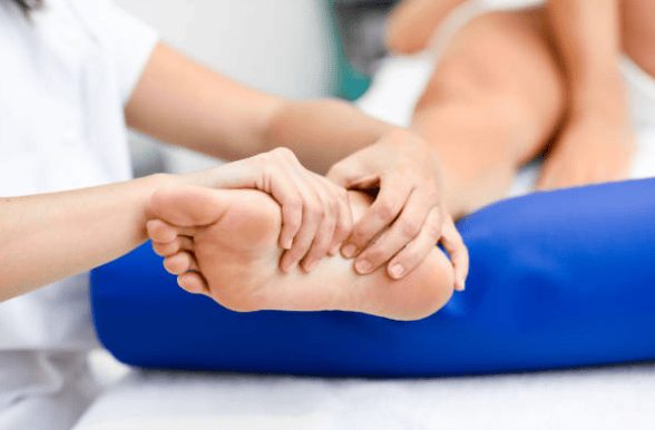 Profesional de fisioterapia atendiendo a un paciente