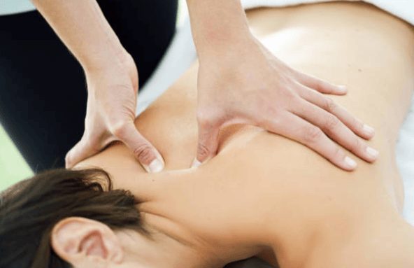 Sesión de tratamiento de fisioterapia manual en FisioIzquierdo