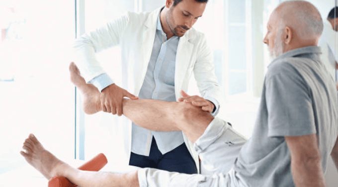 Sesión de fisioterapia con personas mayores